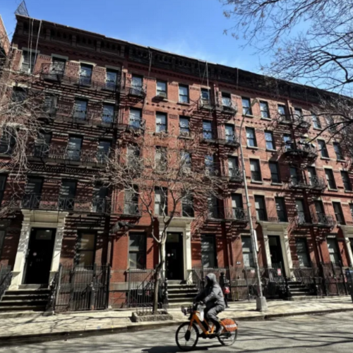 Steve Croman sells troubled Hell’s Kitchen apartment complex to nonproﬁt with development plans